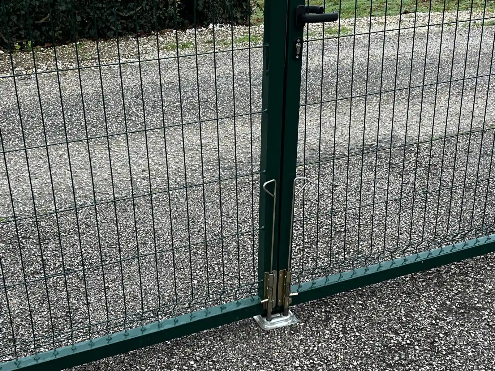 Osiguranje i okov za panel vrata - detalj